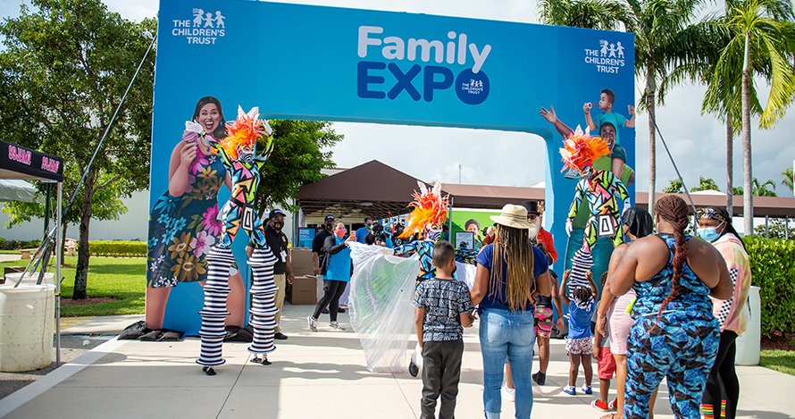  Las familias ingresan a la Family Expo 2021 en South Dade.