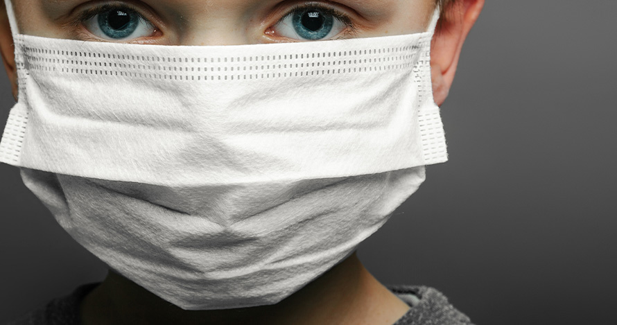 Niño preocupado usa una máscara durante la pandemia de coronavirus.