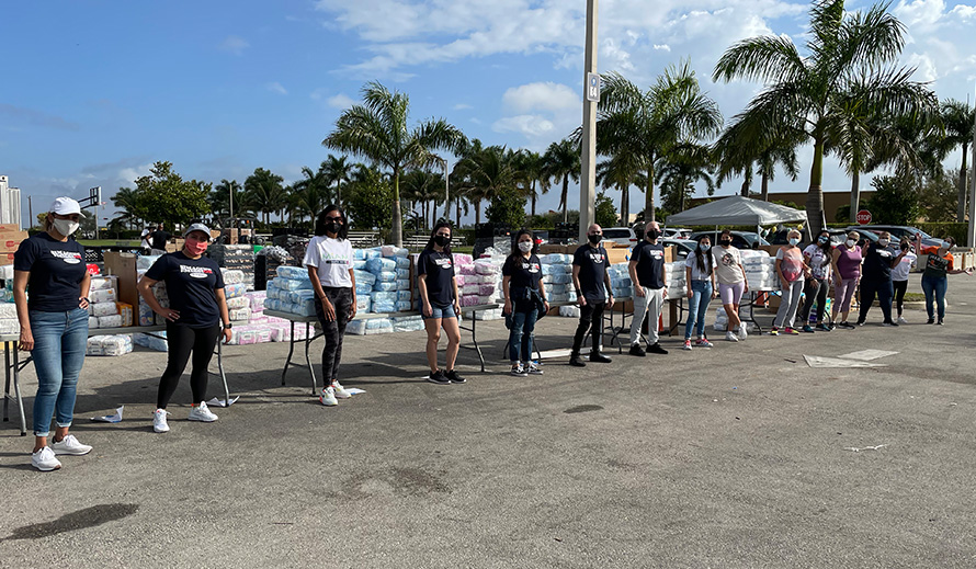  Anplwaye Miami Diaper Bank ak volontè pare pou distribye kouchèt.