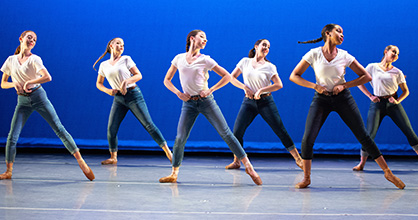  Los bailarines del Thomas Armour Youth Ballet participan en una actuación.