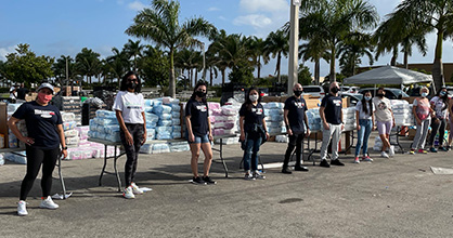  Anplwaye Miami Diaper Bank ak volontè pare pou distribye kouchèt.